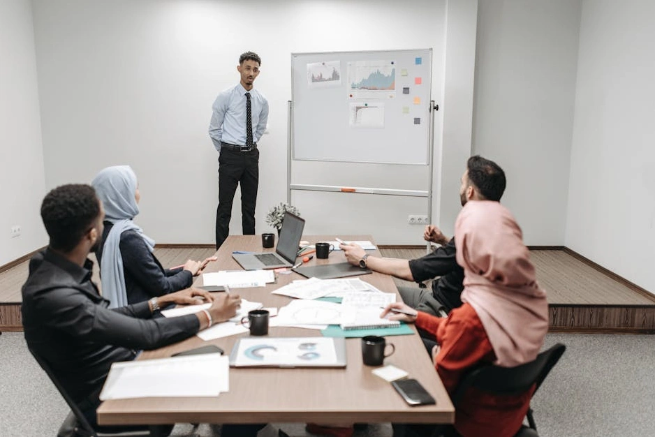 Zespół liderów biznesowych dyskutujący nad strategią w nowoczesnym biurze